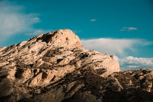 Free Capture of a sunlit rocky mountain in Moapa Valley, Nevada, showcasing natural beauty. Stock Photo
