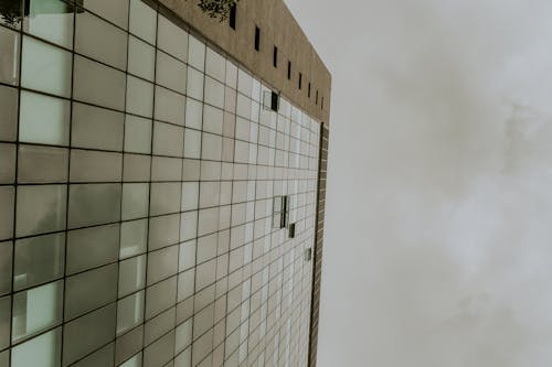 Niski Kąt Zdjęcie Budynku W Pochmurnym Niebie