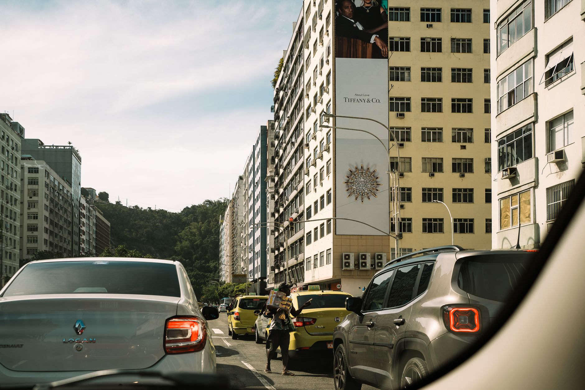 Glamour Brasileiro: Entre a Falsidade e a Riqueza Real