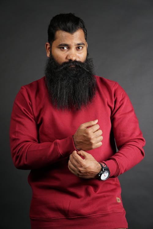 Foto De Hombre Vestido Con Suéter Rojo