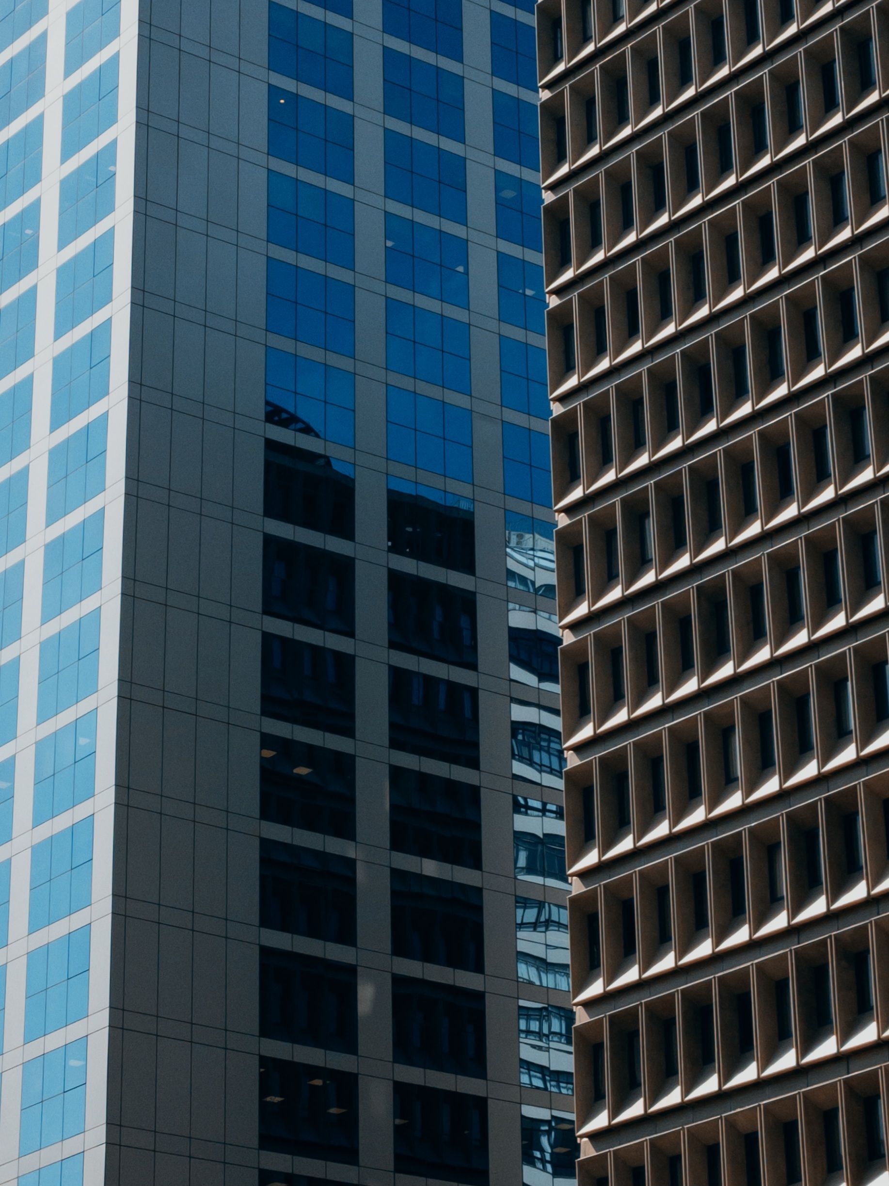 Reflexos e geometria de arquitetura contemporânea em São Paulo