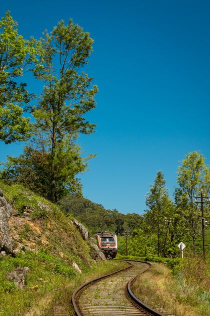 Train sri-lankais sur la ligne ferroviaire des hauts plateaux entre Kandy et Ella