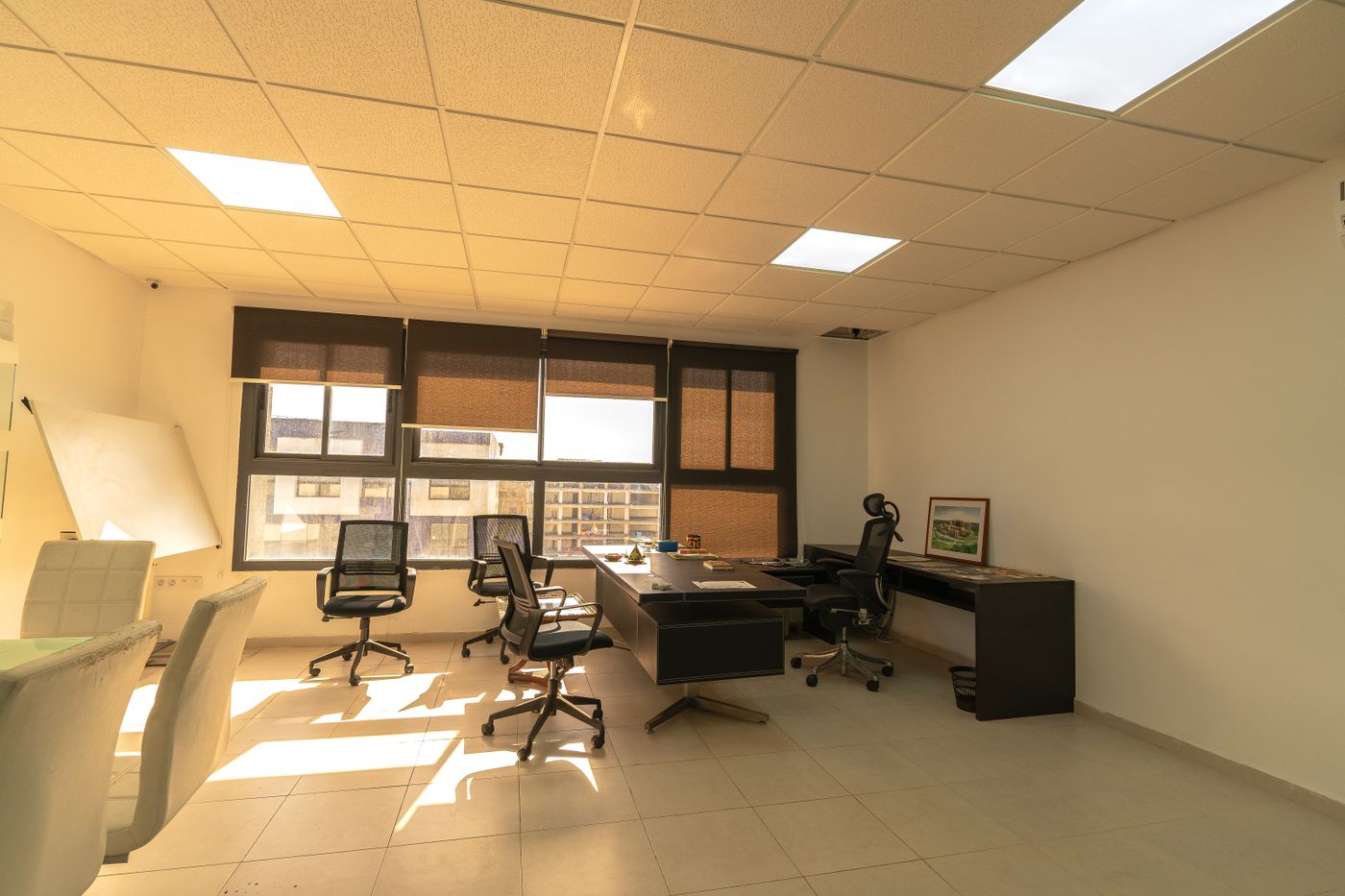 Sala de trabajo corporativa luminosa y ordenada