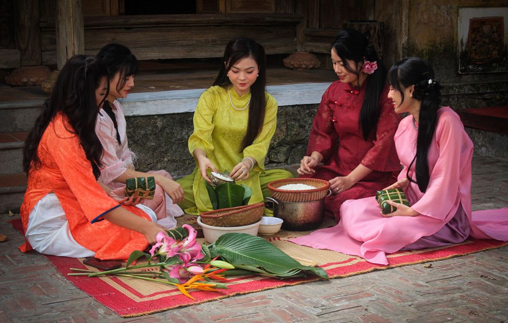 Phụ nữ Việt cùng chuẩn bị món ăn truyền thống