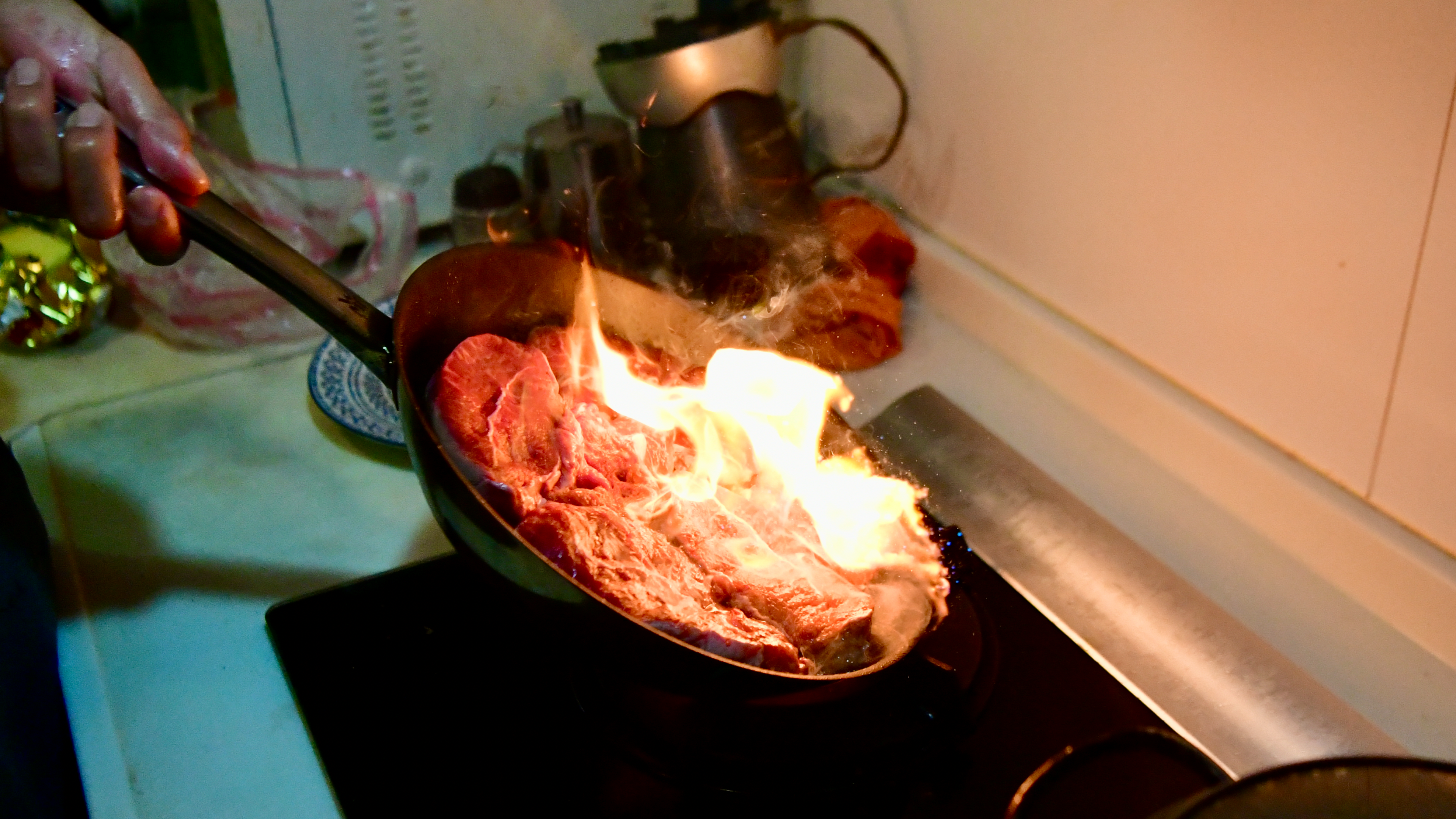 Comida quemada en una sartén, resultado de un error de cocción.
