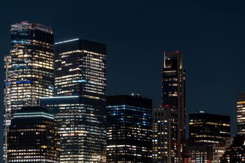 Free Explore the dazzling skyline of Manhattan with illuminated skyscrapers at night, showcasing New York City's vibrant architecture. Stock Photo