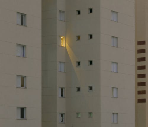 Edificio De Hormigón Blanco Con Ventanas De Vidrio