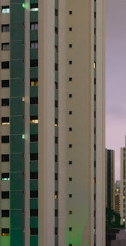 城市环境中，高大的现代高层建筑装有玻璃窗