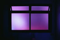 抽象图像中紫色和蓝色的照明窗口，营造出喜怒无常的氛围