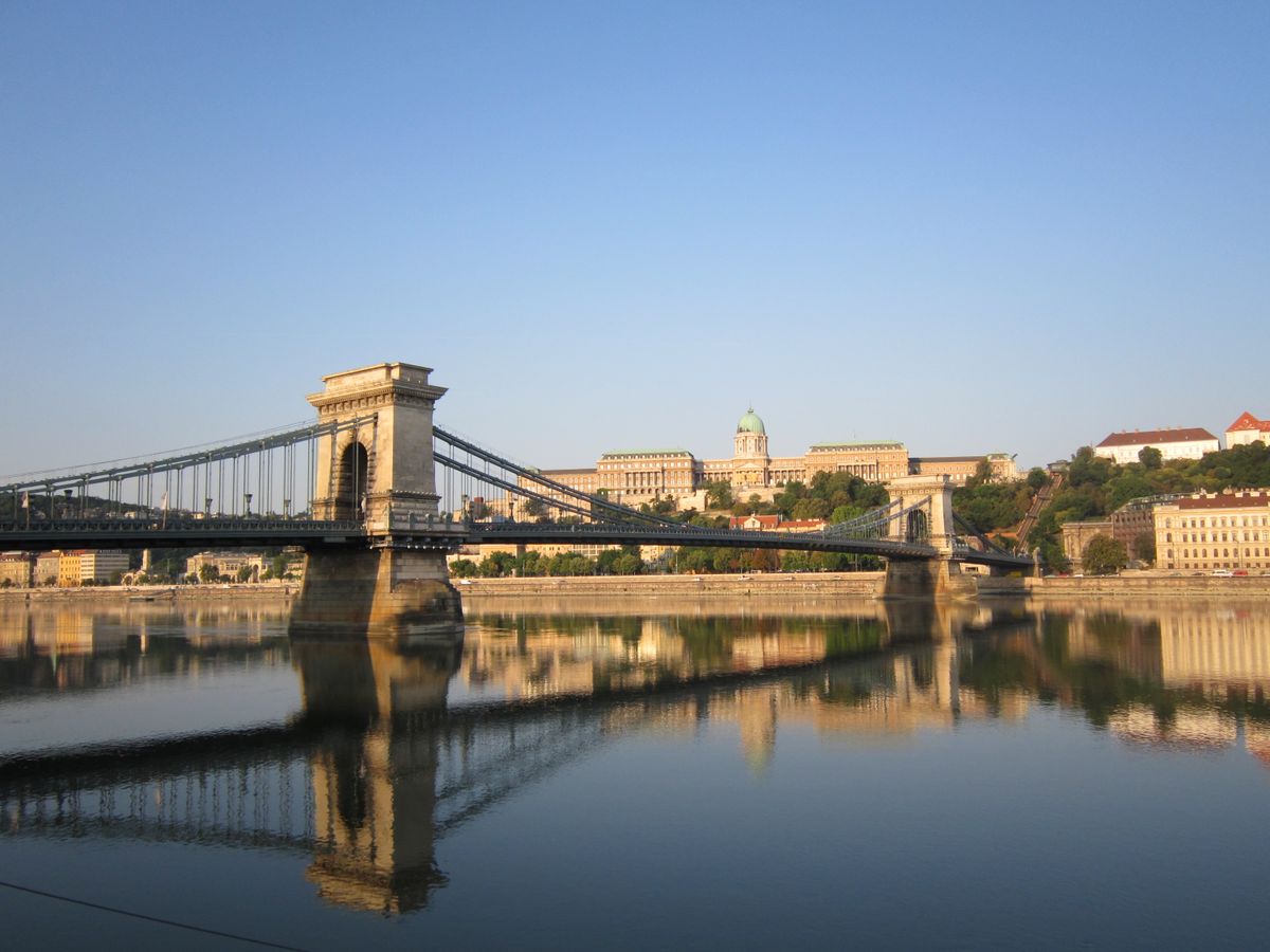 Puente de las Cadenas al amanecer