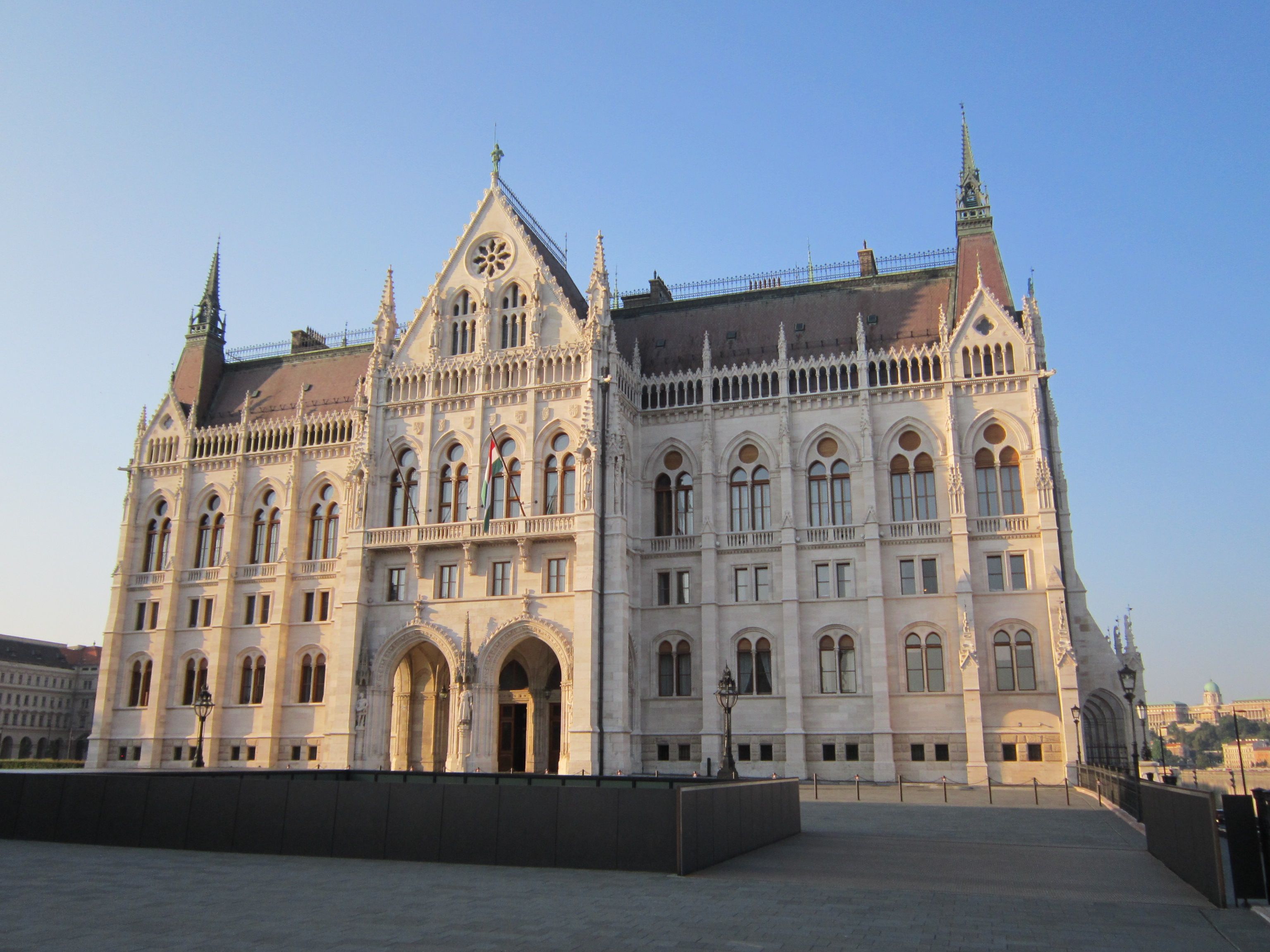Pemandangan terkena sinar matahari dari Gedung Parlemen Hongaria di Budapest yang menampilkan arsitektur Neo-Gotik.