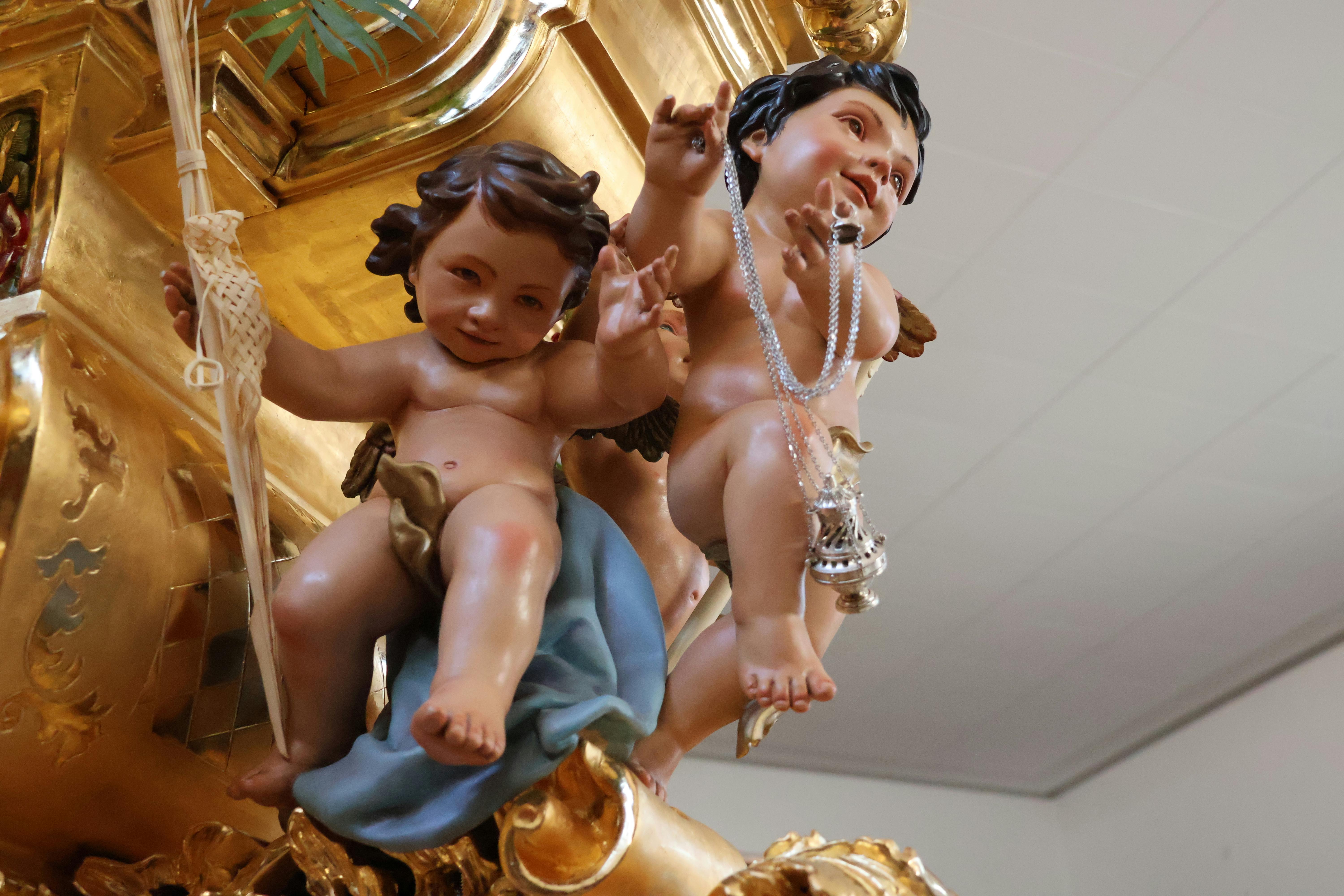 imagenes que adornan el frente izquierdo del paso