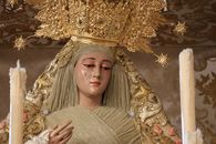Elegant depiction of a religious statue adorned with gold during Semana Santa in El Puerto de Santa María.