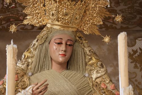 Free Elegant depiction of a religious statue adorned with gold during Semana Santa in El Puerto de Santa María. Stock Photo