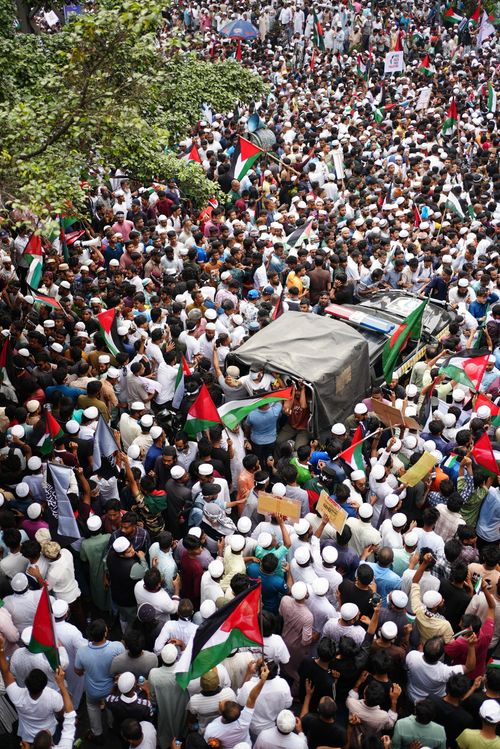Free Overhead view of a large pro-Palestine protest crowd in Dhaka, Bangladesh, showcasing solidarity and activism. Stock Photo