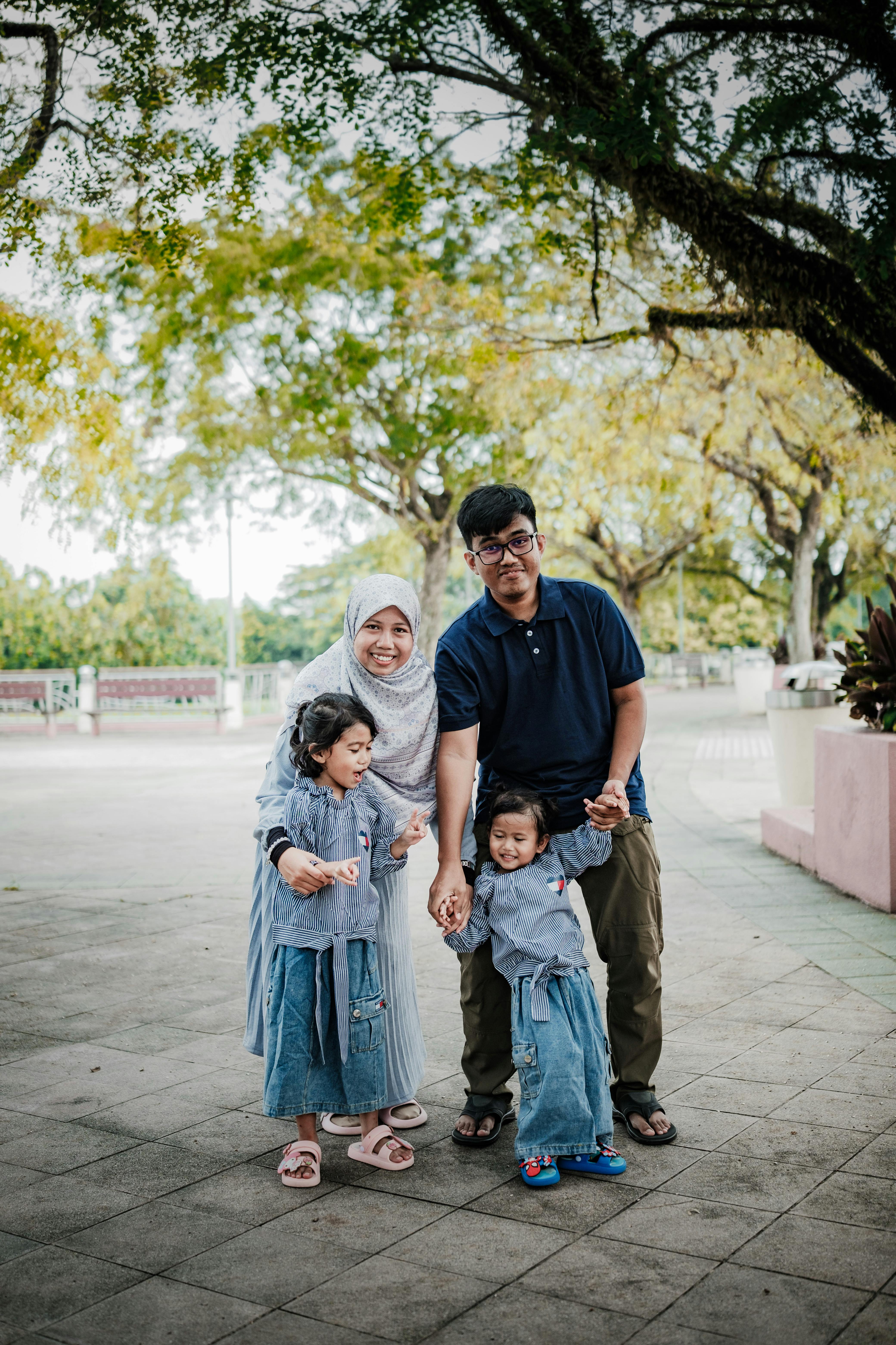 Gratuit Une famille joyeuse profite d'une journée ensoleillée en plein air, capturant l'essence même du bonheur et de la convivialité. Photos