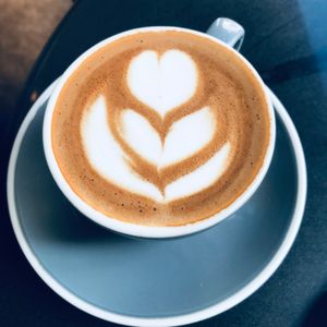Flat White mit Herz-Latte-Art in grauer Tasse