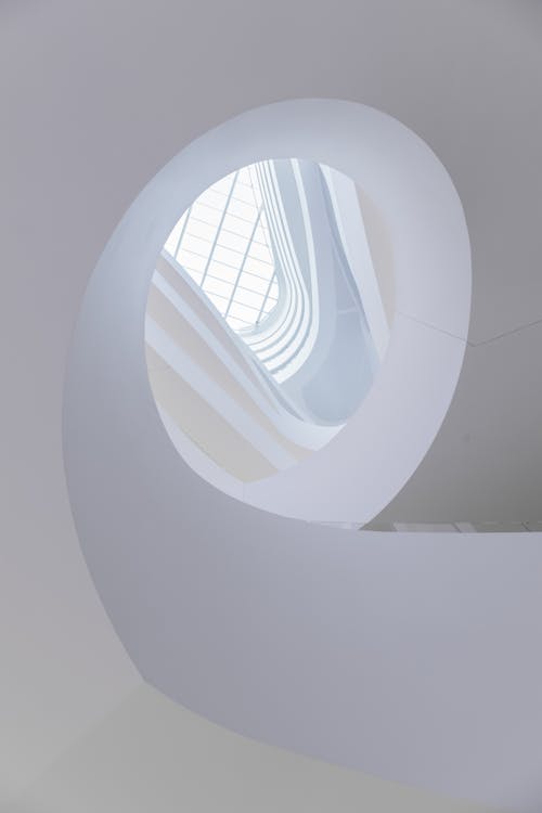 免费 白色混凝土螺旋楼梯 素材图片