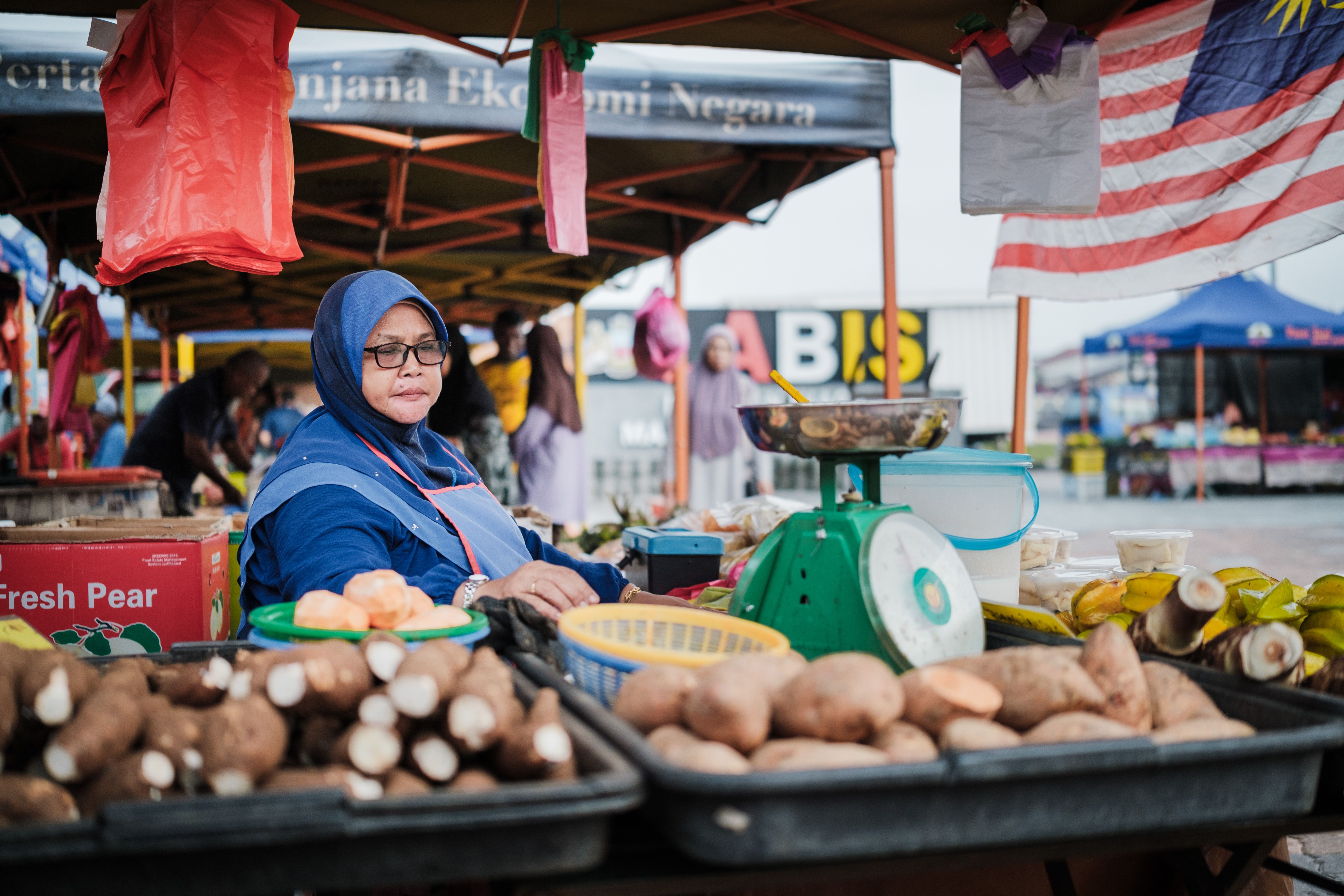 gratis Een vrouw verkoopt verse producten op een levendige ochtendmarkt in Labis, Johor, Maleisië. Stockfoto