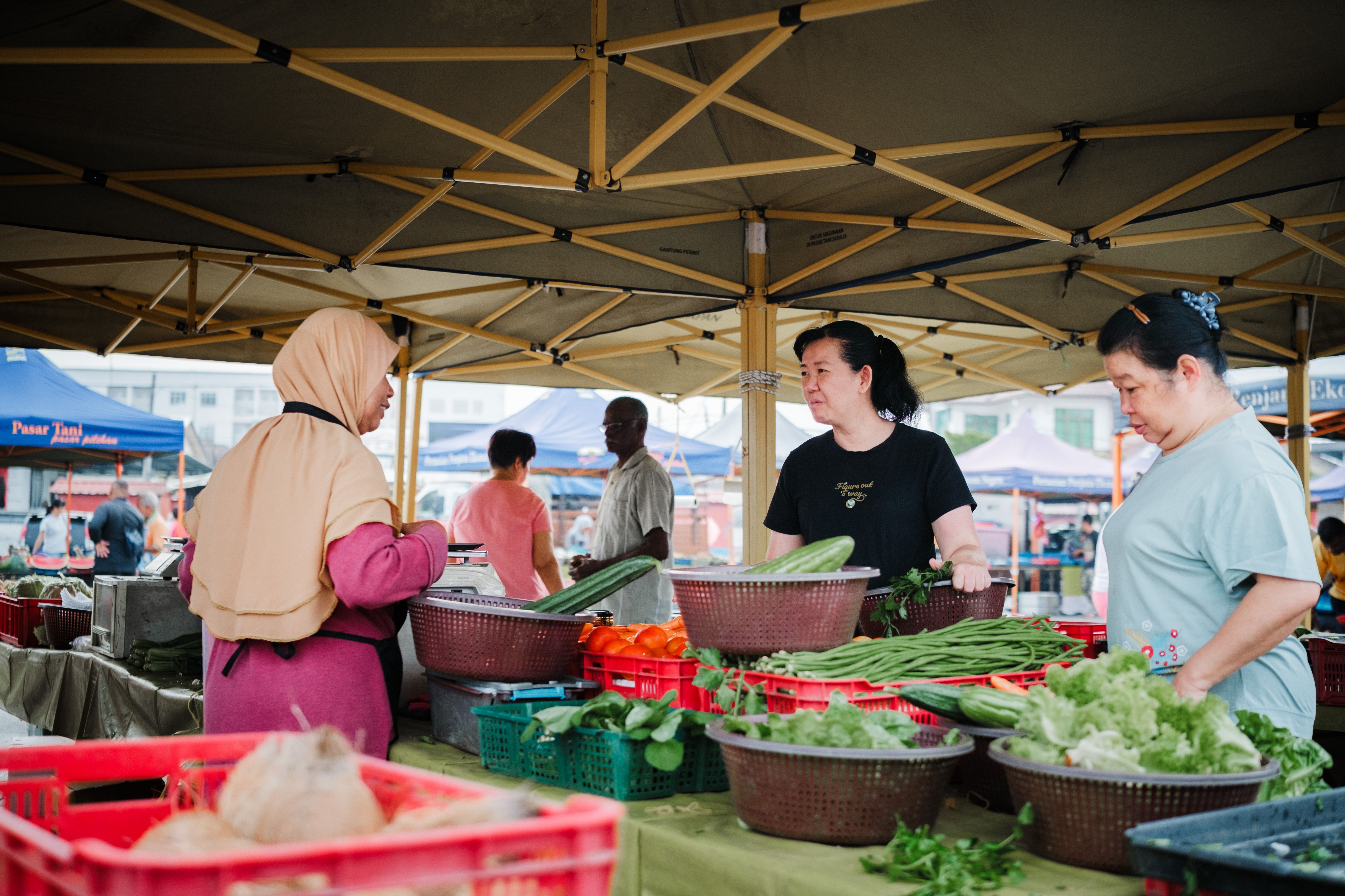Gratuit Vendeurs et clients locaux interagissent au marché matinal de Labis, à Johor, en Malaisie. Photos