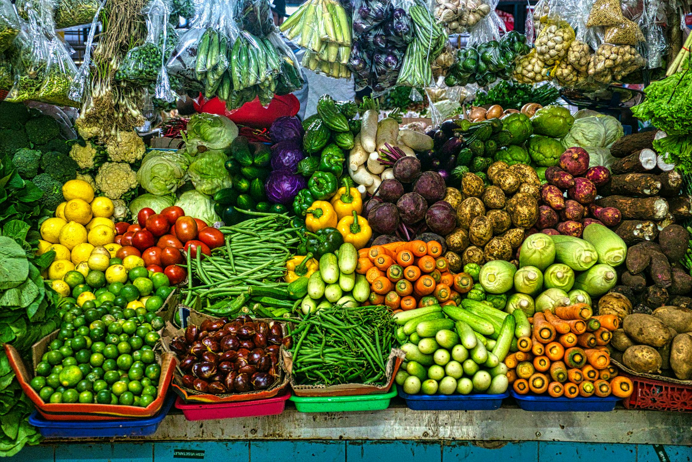 Paar blickt in den Sternenhimmel, symbolisiert astrologische Kompatibilität