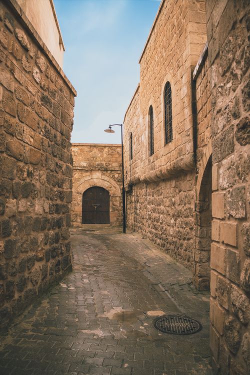 Free Explore the historic stone alleyway of Midyat, Mardin, showcasing traditional architecture. Stock Photo