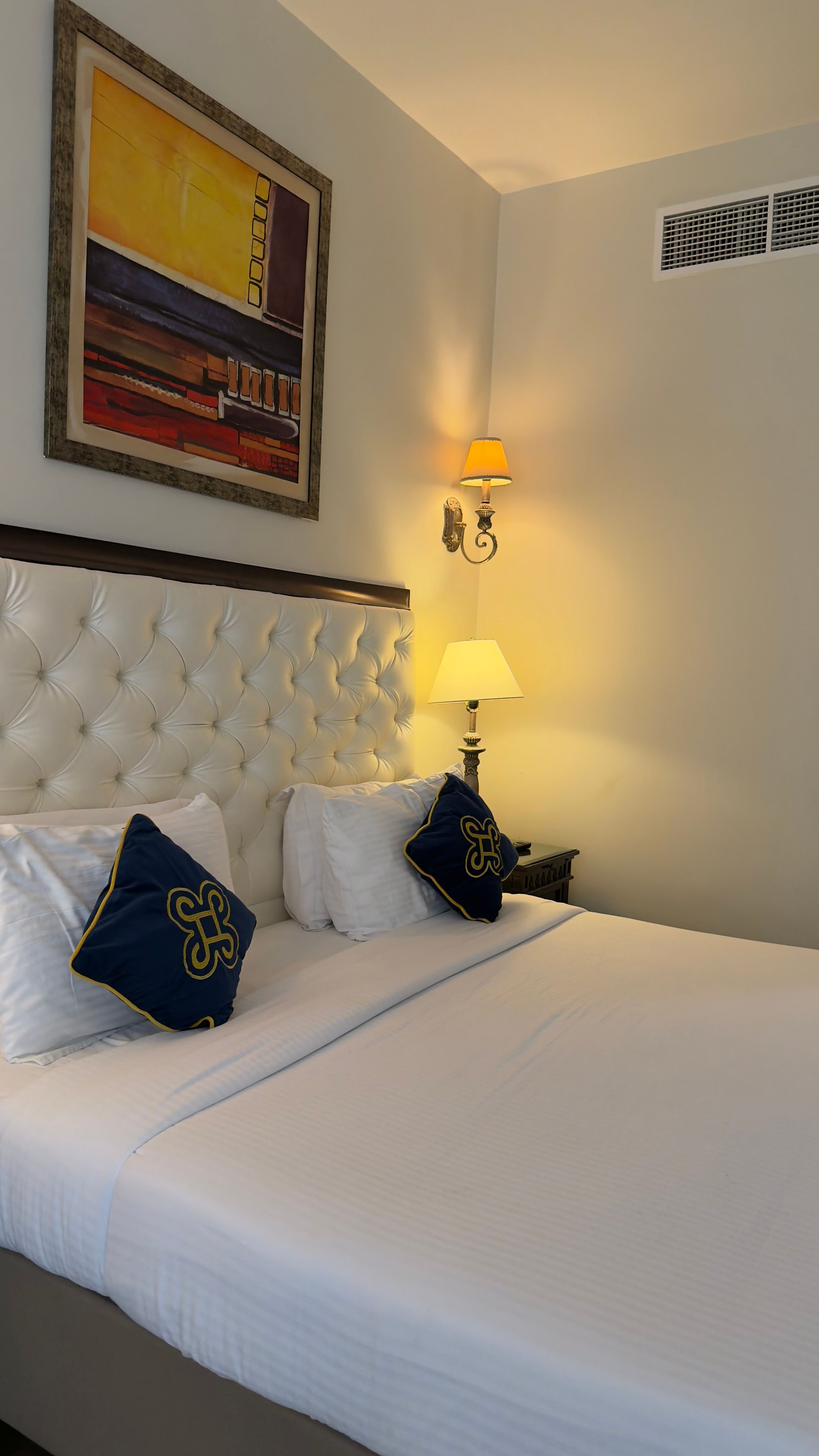Pareja en habitación de hotel