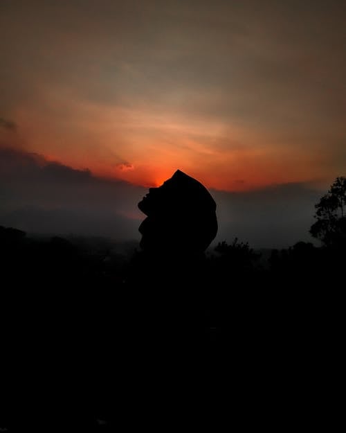 Kostenlos Schattenbild Der Person Gegen Sonnenuntergangshimmel Stock-Foto