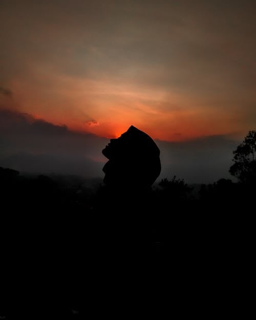 Silhouette De Personne Contre Le Ciel Coucher De Soleil