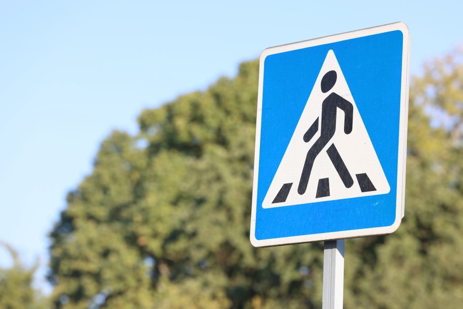 Warning sign about pickpockets in a crowded Prague tourist area