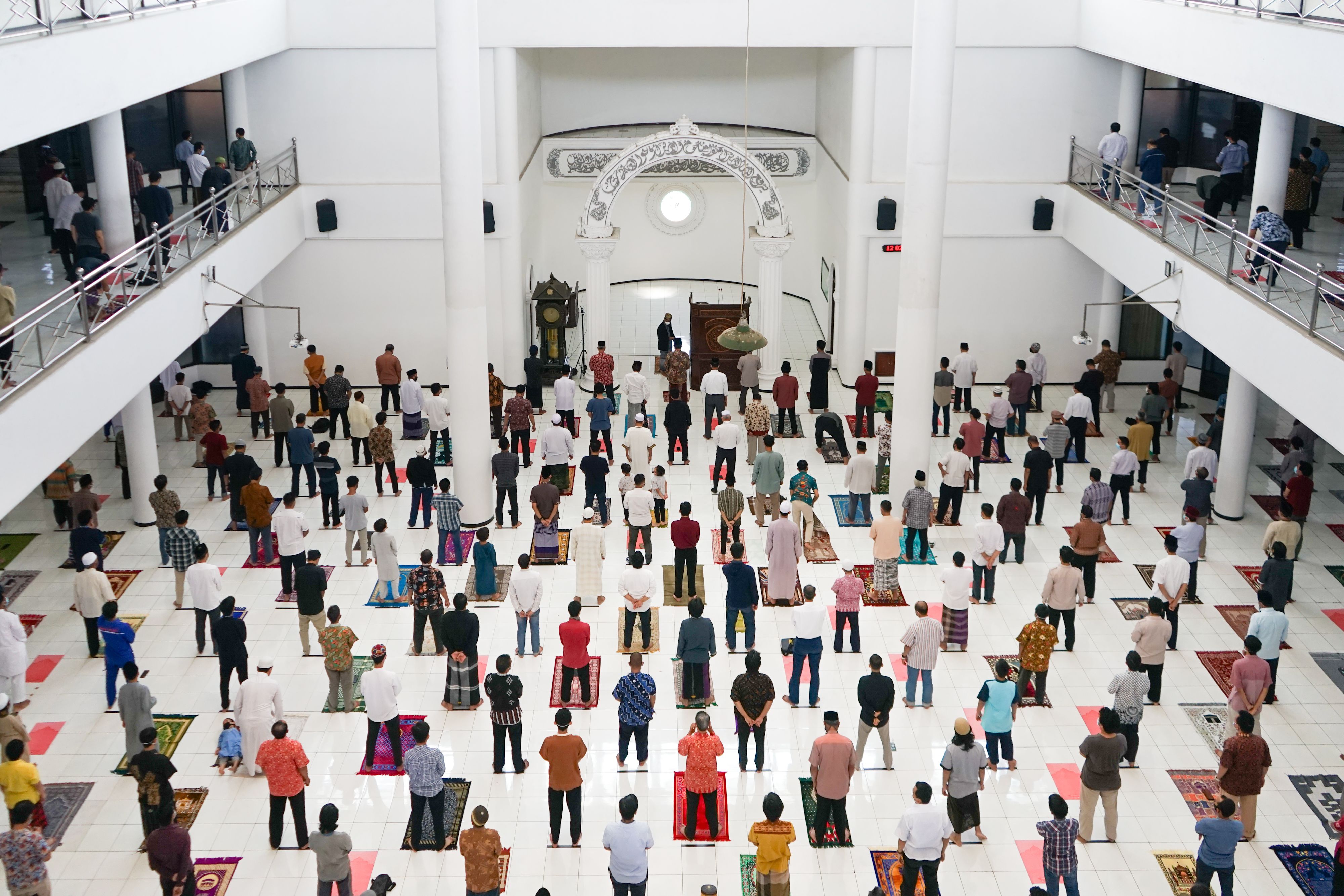 Aerial View of Congregation Gathering Indoors · Free Stock Photo