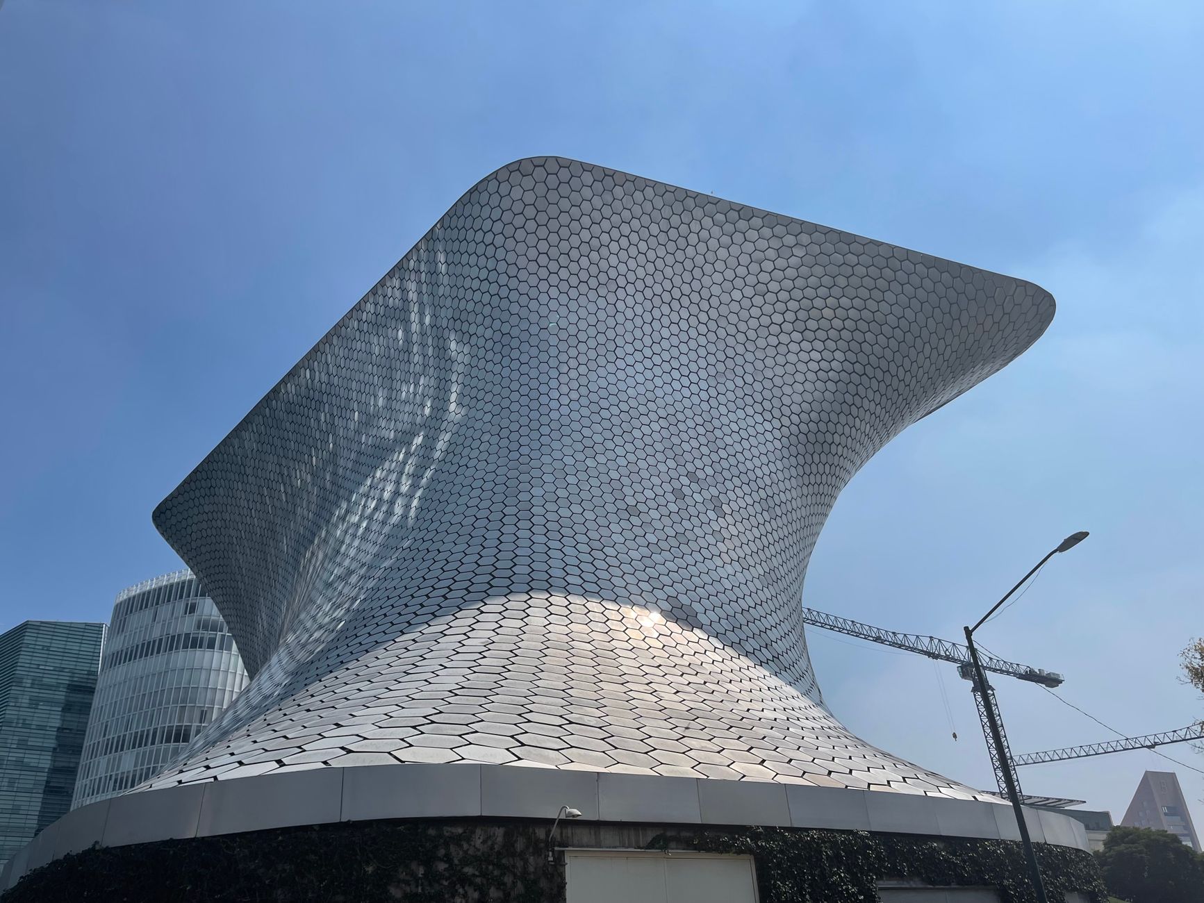 The curving silver hexagonal facade of the Museo Soumaya in Polanco