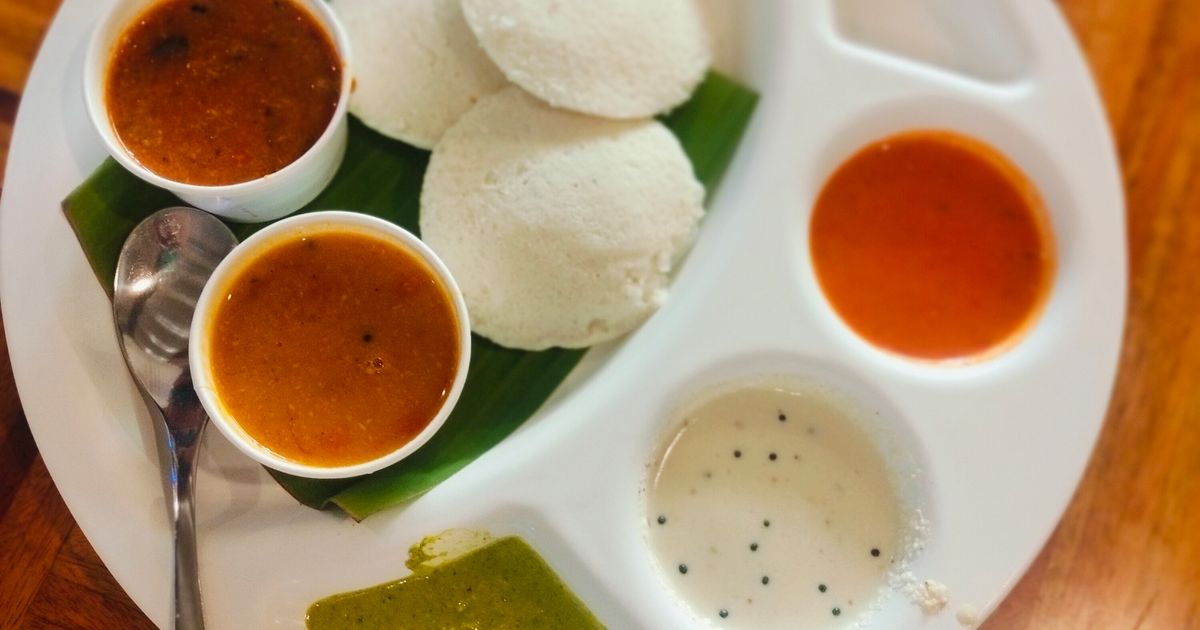 Idli served with an assortment of chutneys and sambar (Allergy-Aware Catering in Vellore)