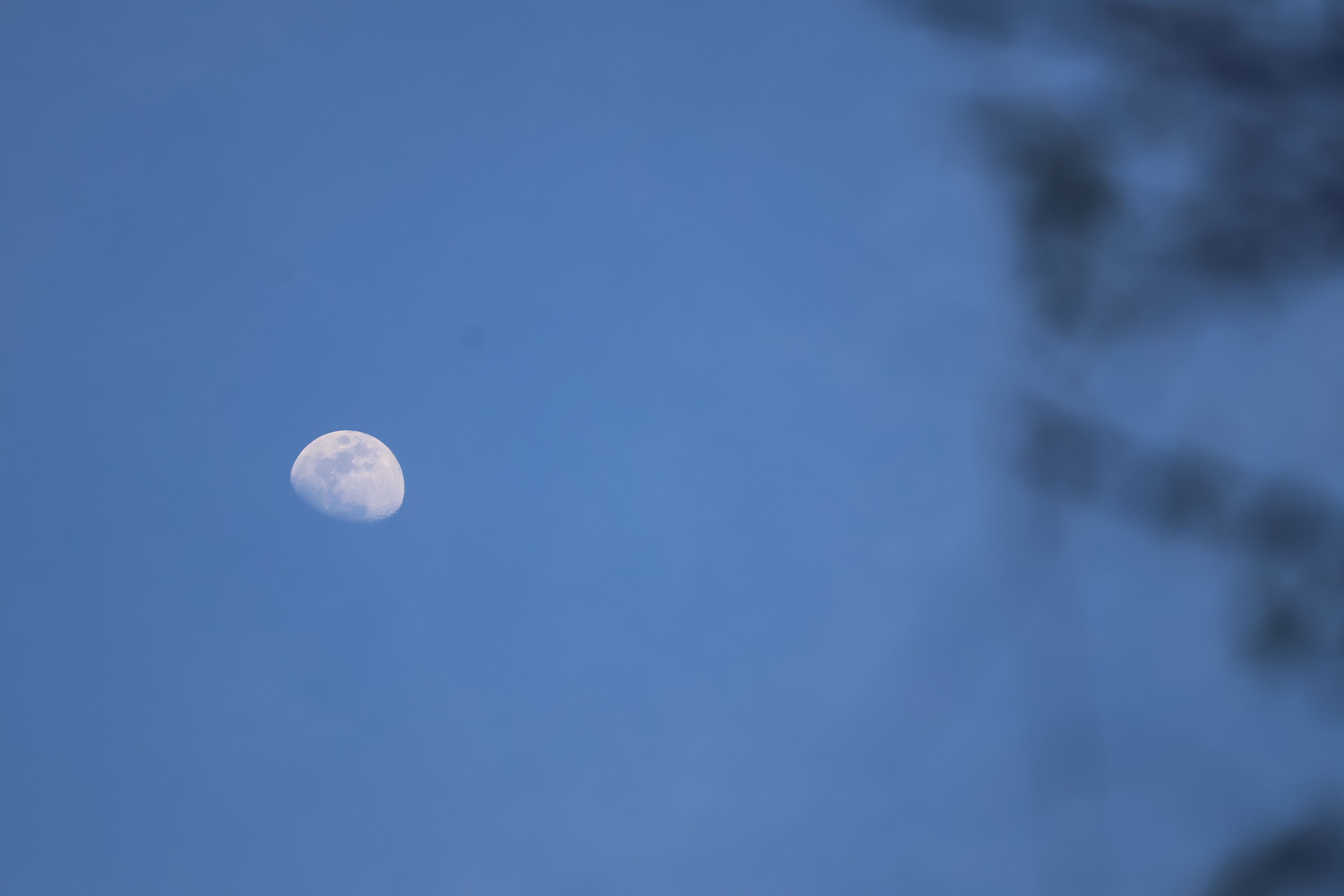 A crescent moon shrouded in clouds, with a medicine bottle and stethoscope below, symbolizing Tian Yue