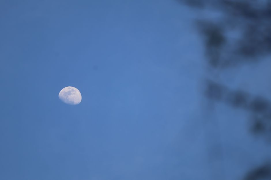 A crescent moon shrouded in clouds, with a medicine bottle and stethoscope below, symbolizing Tian Yue