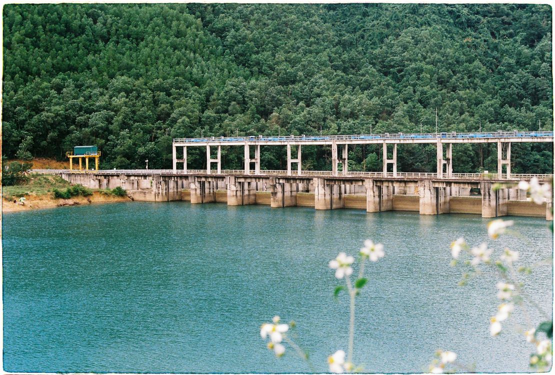 Tranquil Dam Overlooking Forest and Lake · Free Stock Photo