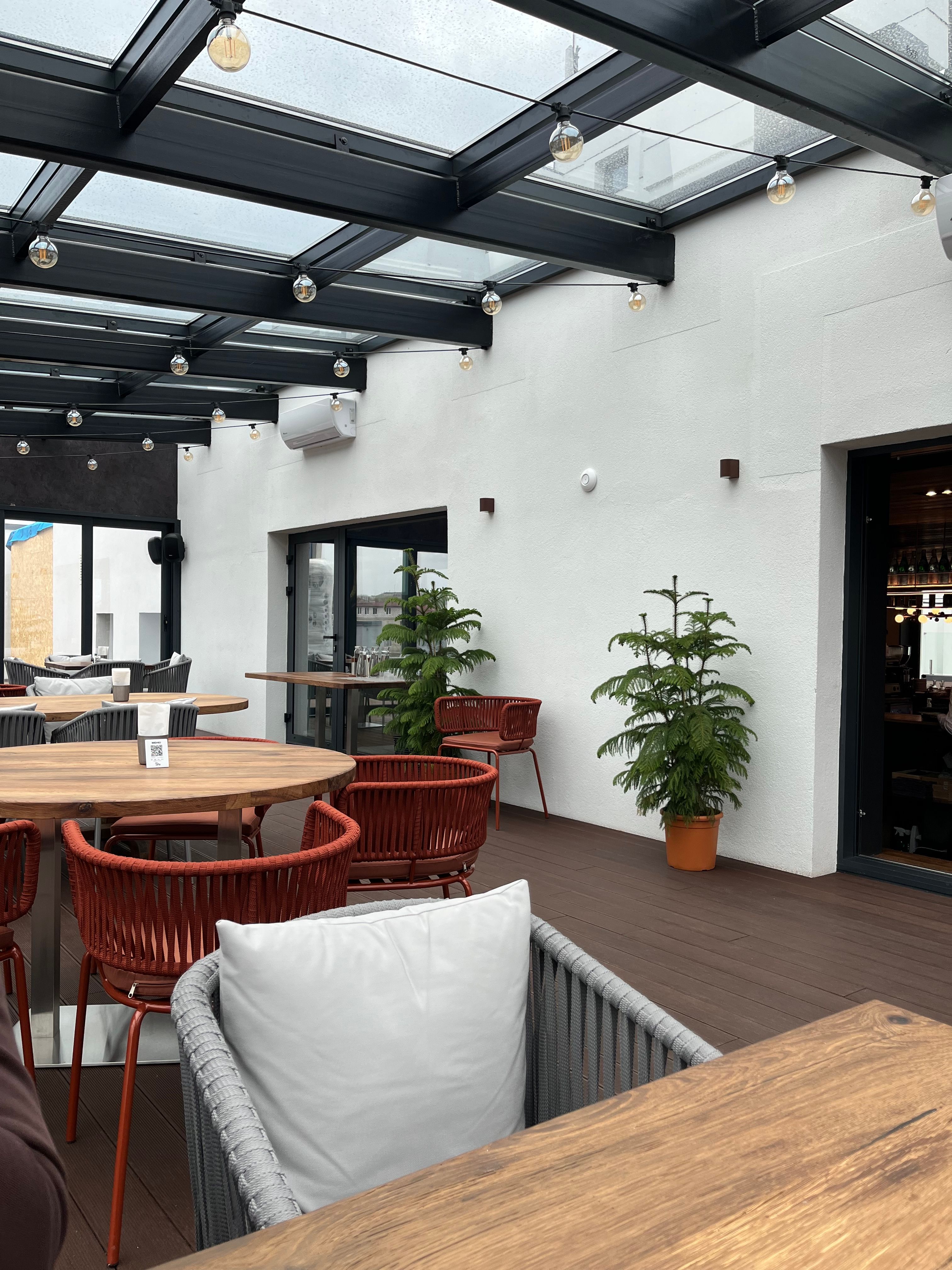 Ankara Teras Kapatma ve Balkon Kapatma Cam kanopi altında düzenlenmiş modern teras alanı