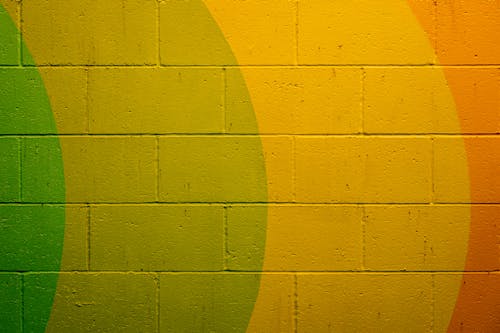 黄色とオレンジ色のコンクリートの壁
