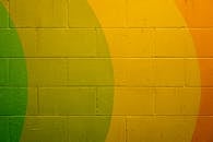 充满活力的抽象设计在纹理砖墙上，是理想的背景