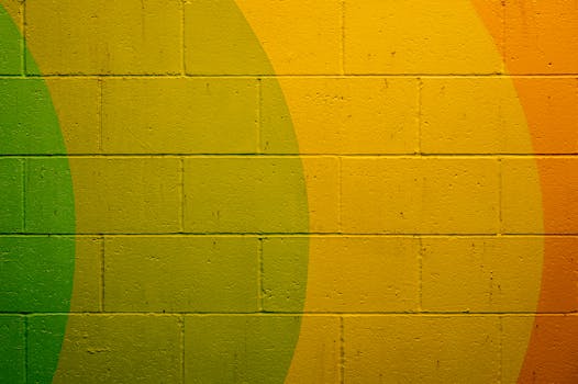 充满活力的抽象设计在纹理砖墙上，是理想的背景