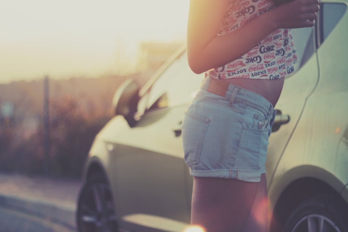 Gratis Wanita Yang Berdiri Di Samping Mobil Yang Diparkir Foto Stok