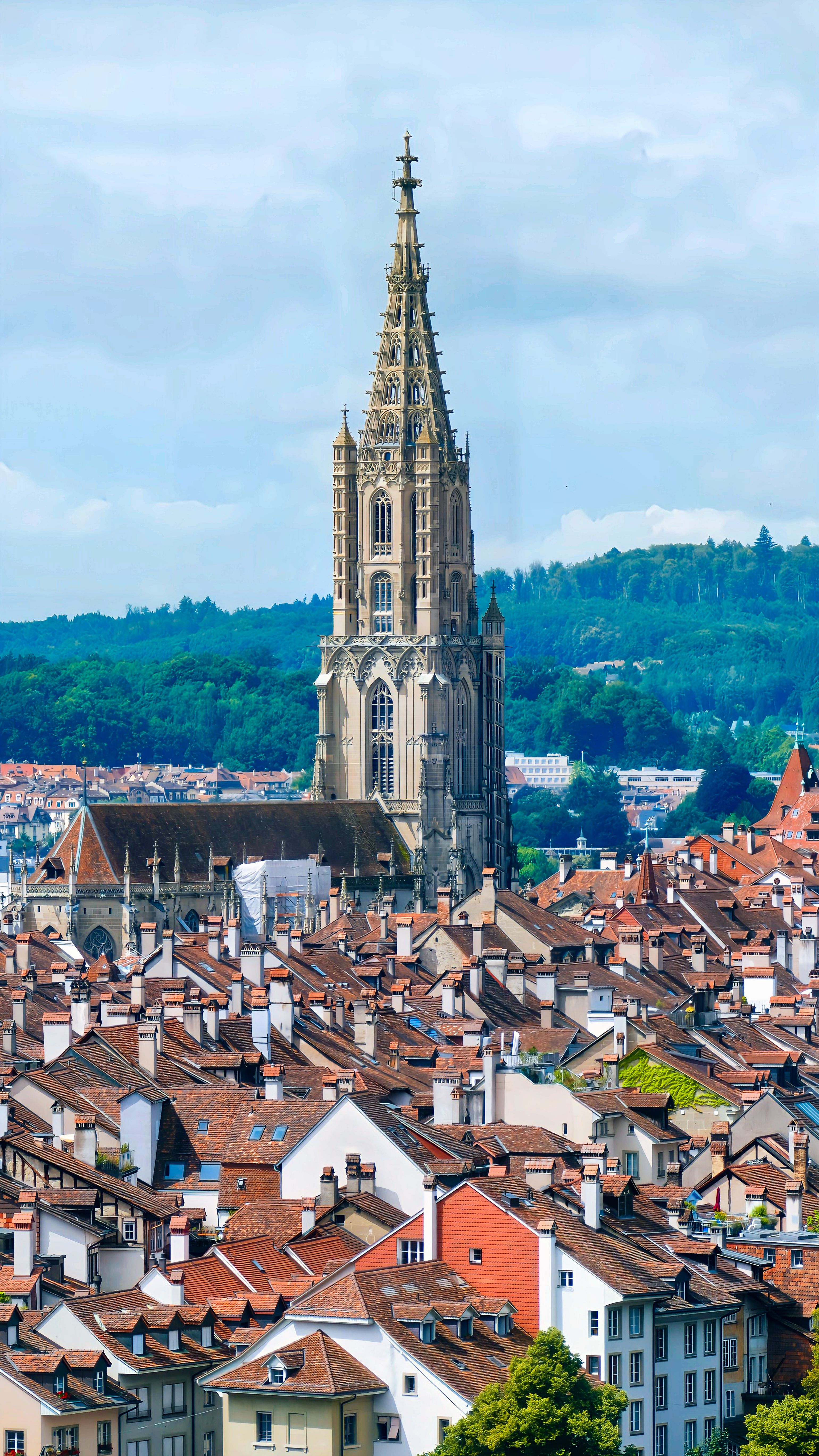 De franc Una impressionant vista aèria de la catedral de Berna envoltada pel paisatge urbà de Suïssa. Foto d'estoc