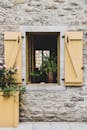 质朴的石墙、黄色的木窗和充满活力的植物，构成了一幅迷人的景象