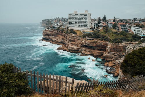 Foto d'estoc gratuïta de a la vora de l'oceà, a un penya-segat, acomiadar-se