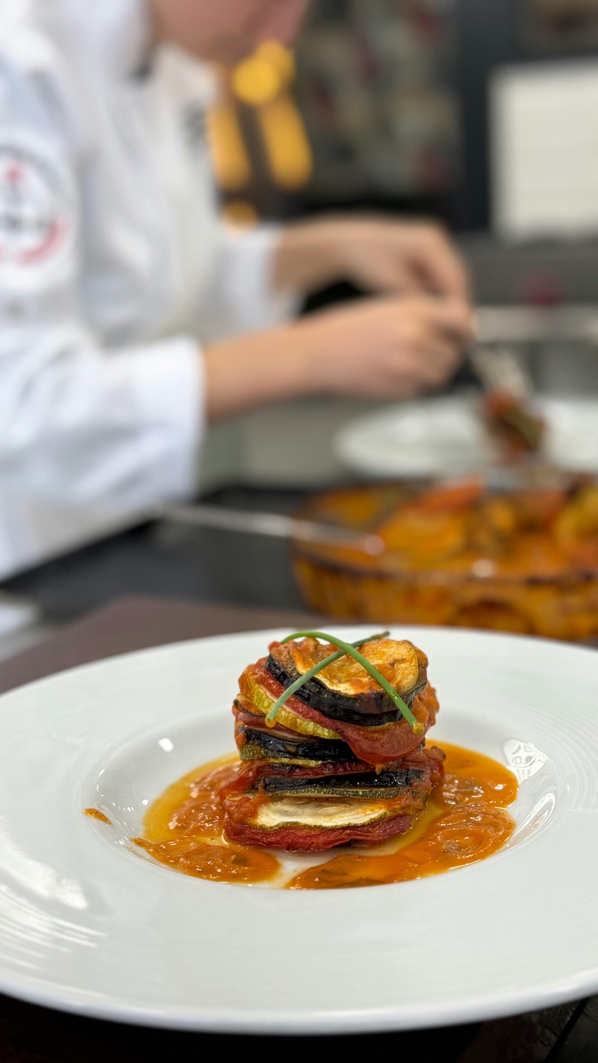 Ratatouille provençale colorée avec tomates, aubergines, courgettes et poivrons