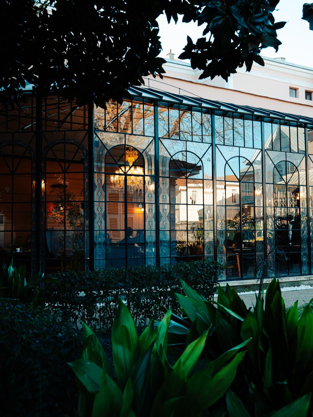 Glass structure opening onto a garden