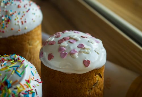 Free Close-up of Easter cakes with icing and colorful sprinkles, perfect for festive occasions. Stock Photo