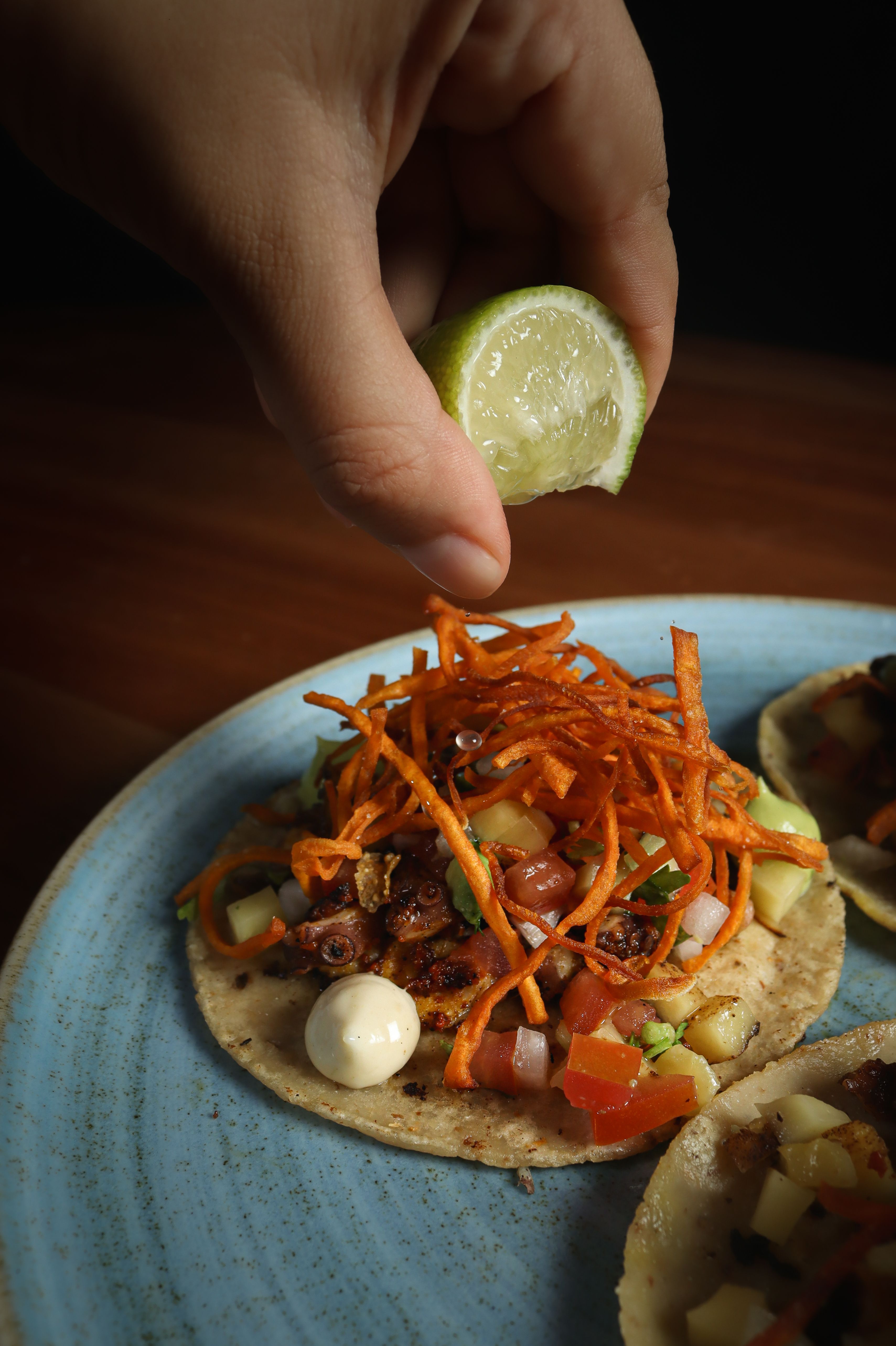 Fotomural Primer plano de un taco con verduras y lima, que resalta la frescura de los ingredientes y los sabores.