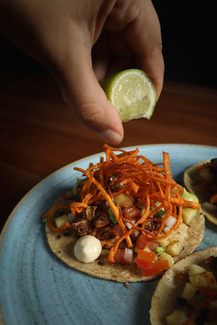 Fotomural Primer plano de un taco con verduras y lima, que resalta la frescura de los ingredientes y los sabores.