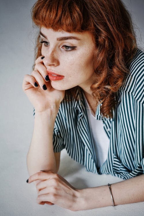 Femme En Chemise De Ville Rayée Noire Et Blanche